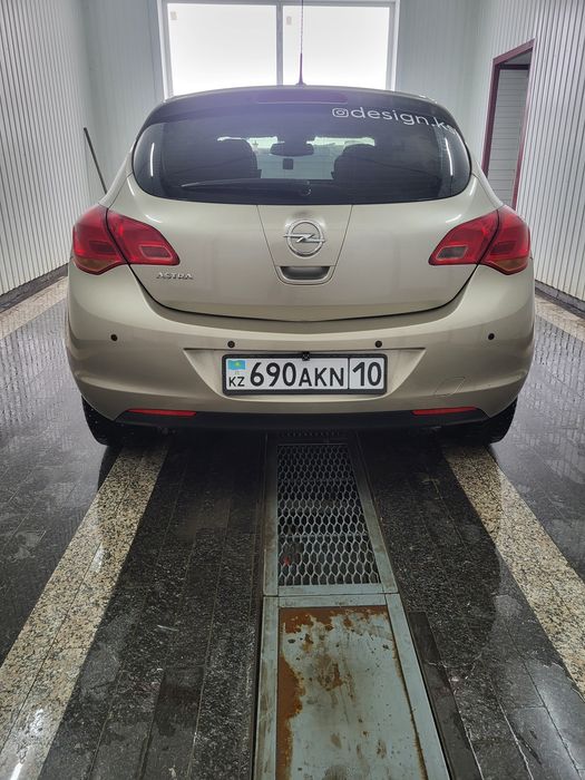 Опель Астра 2012 г.в 16 автомат