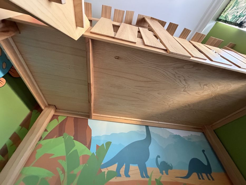 Продается кровать дизайнерская из дерева