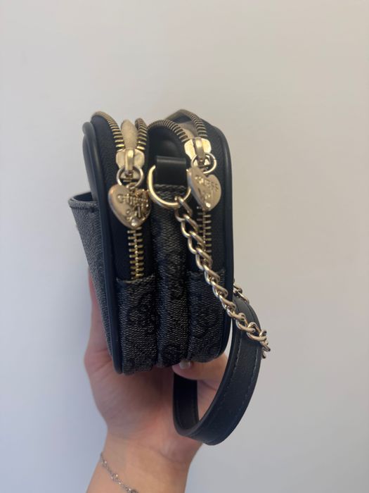 Малка черна чанта Guess