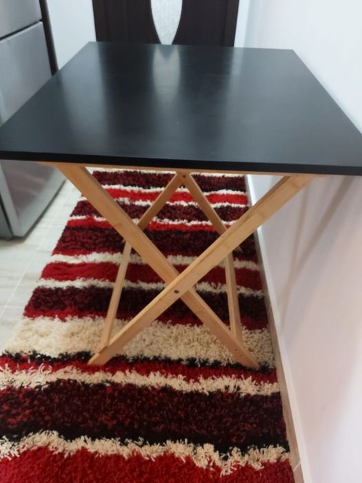 Masă nouă și perne cu fulgi