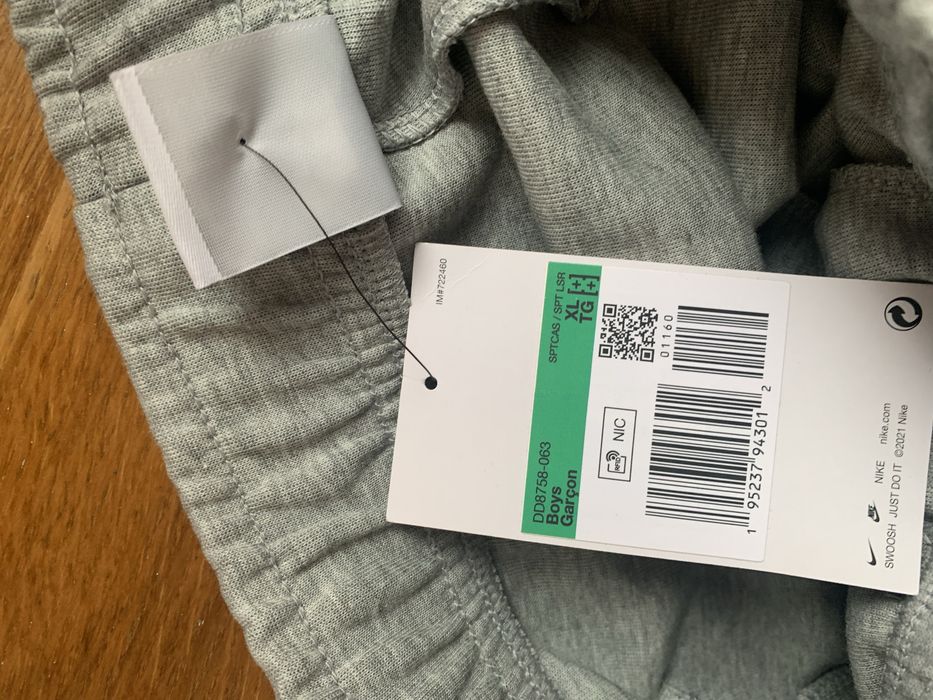 Vand pantaloni nike tech