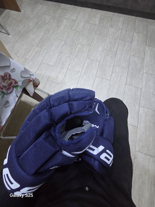 Хоккейные краги и шайбы.