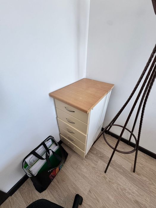 Отдам даром тумбочку и кресла