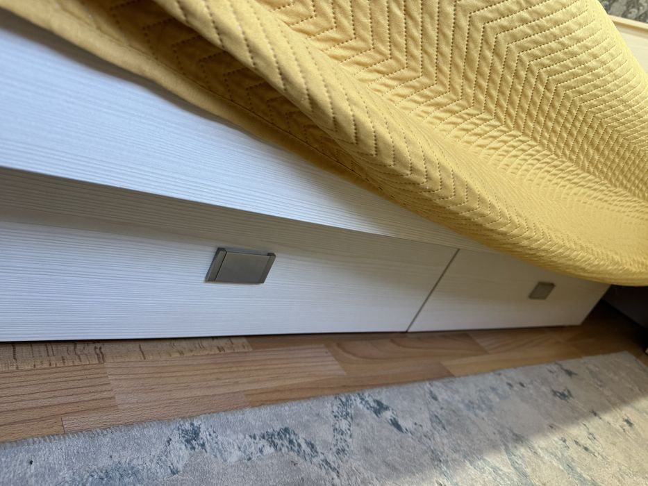 Продам спальный гарнитур с матрацом