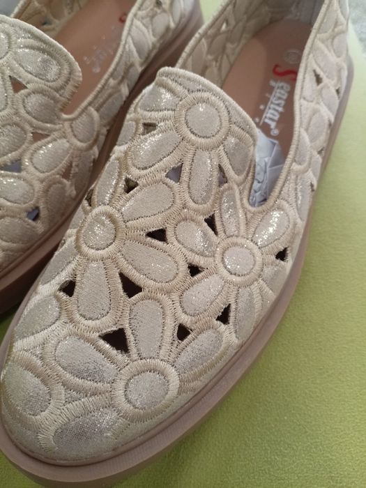 Златисти ежедневни обувки