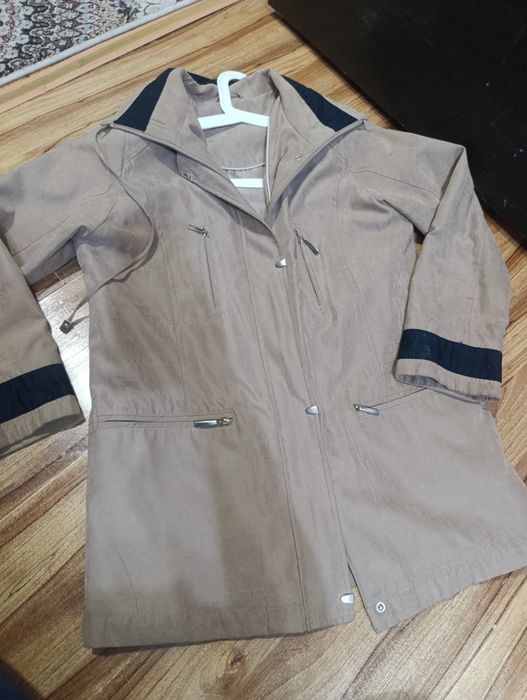 Vetrovka plash sifati zur alo darajada ichi astarli.