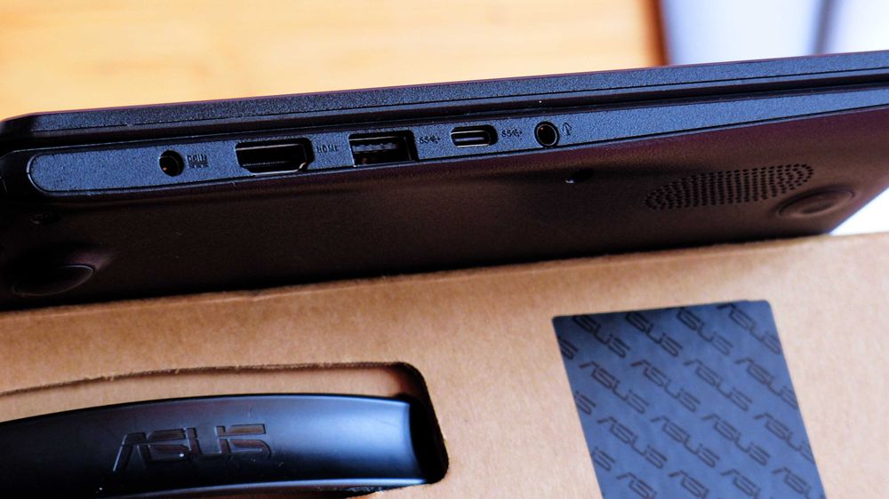 Laptop ASUS  - Diplay  14 ''  Full HD - cu toate accesorile