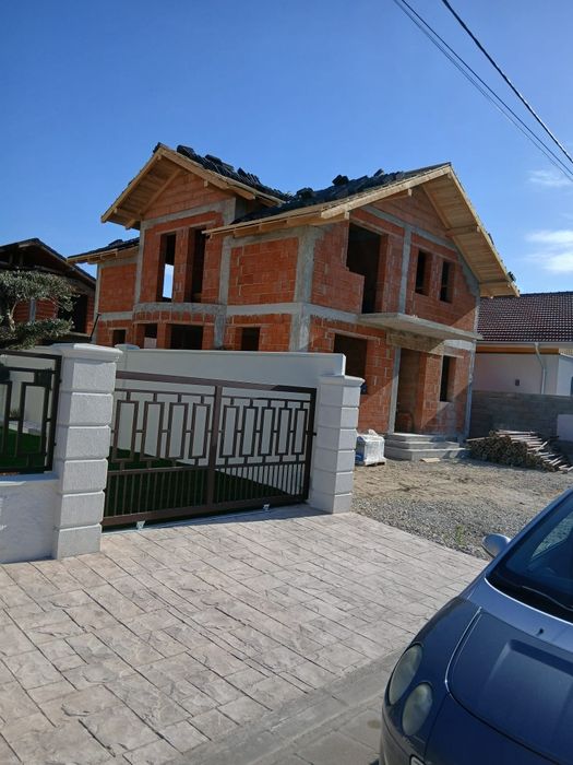 Casa  Sanmartin cu toate utilitățile în fata casei