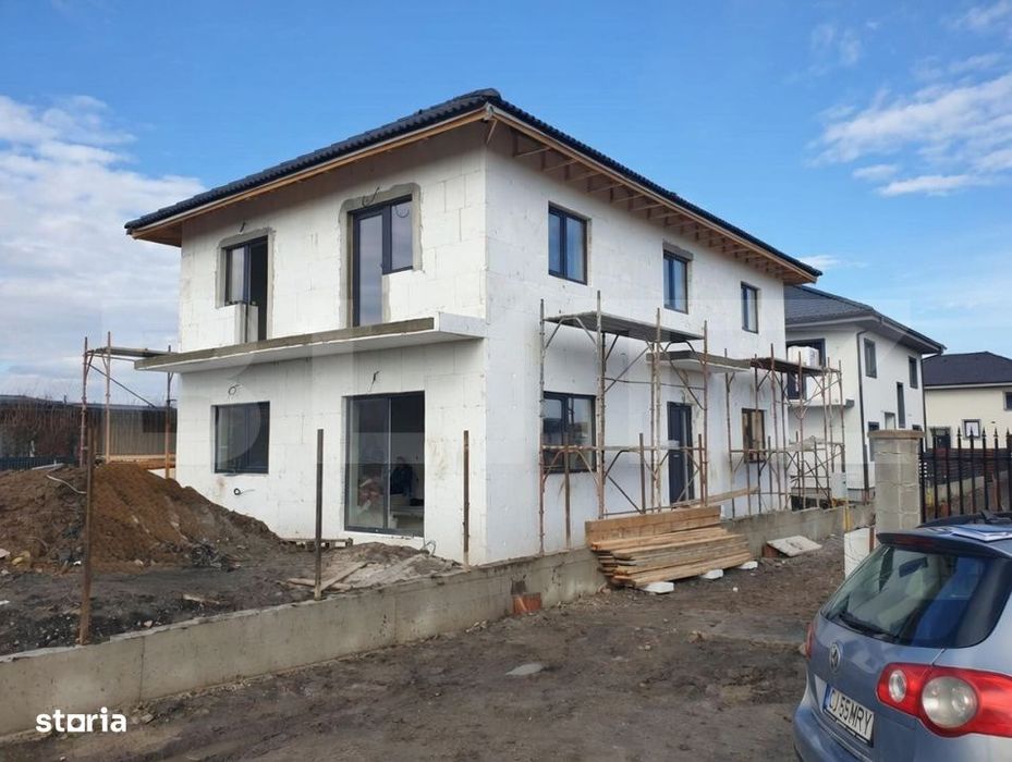 Casa individuala de vanzare in jucul de mijloc P+E