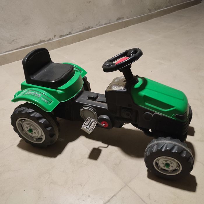 Детский педальный трактор