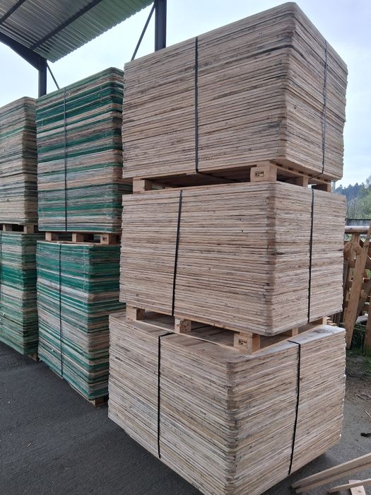 Placaj utilizat, stare foarte buna.
Grosime 1.7 cm.  si 115x130 cm grosime 14mm