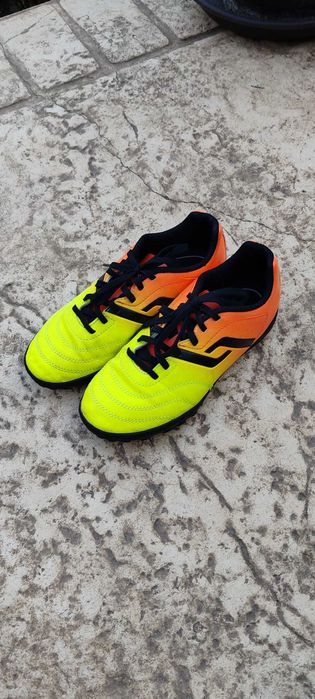 Papuci fotbal crampoane 33 EU – Ca noi, purtați o singură dată!