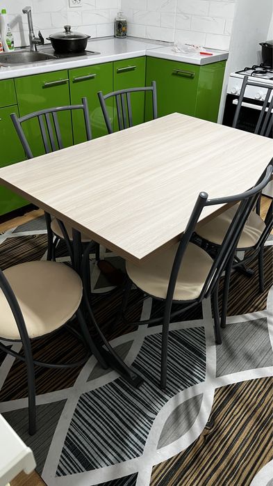 Кухонный стол и стулья