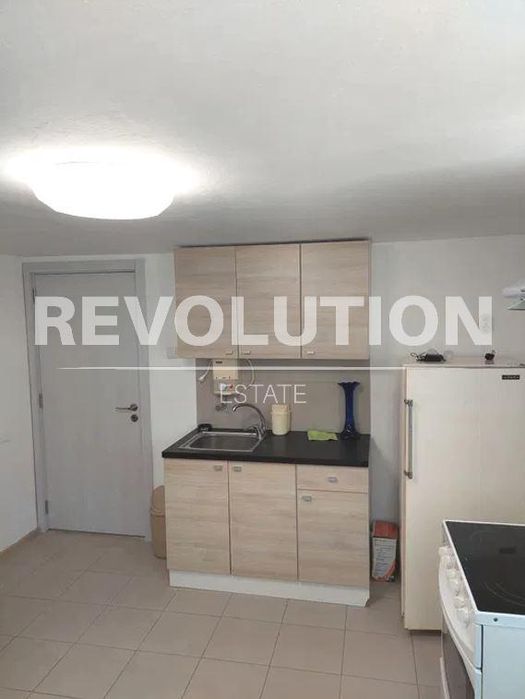 Дава се под наем Двустаен апартамент в Варна, Левски - 40 кв.м за 300 € - Снимка #2