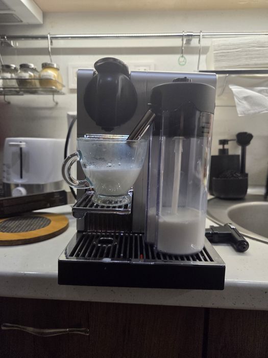 Кафе машина  с капсули Delonghi Latissima