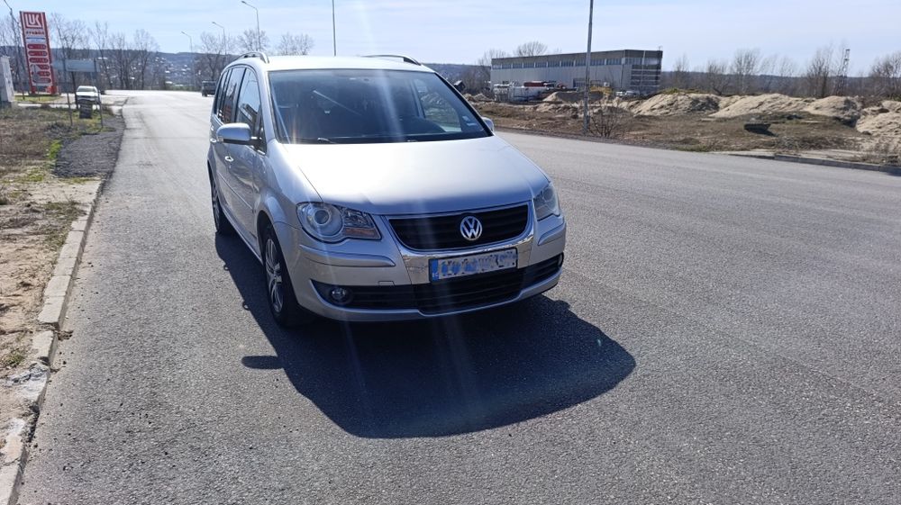 Volkswagen Touran 2.0 Eco full  Регистрация всичко платено.