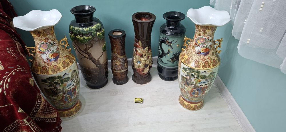 Фарфоровые кувшины и пластиковые подносыы