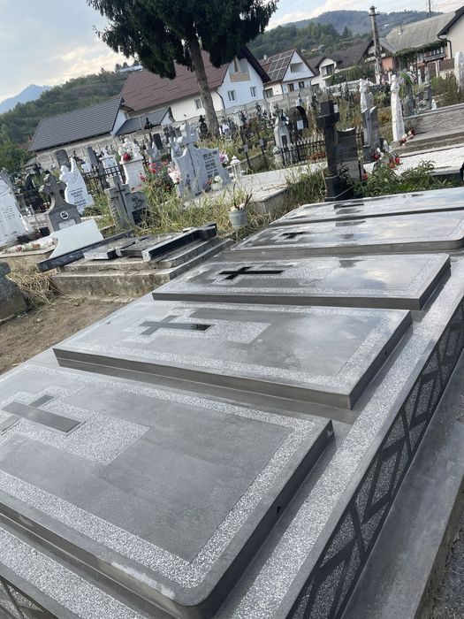Monumente funerare