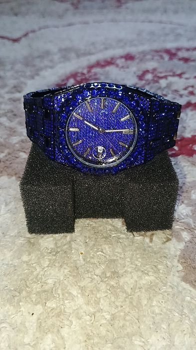 Ceas albastru cu cristale, model premium, stare foarte bună, cu cutie