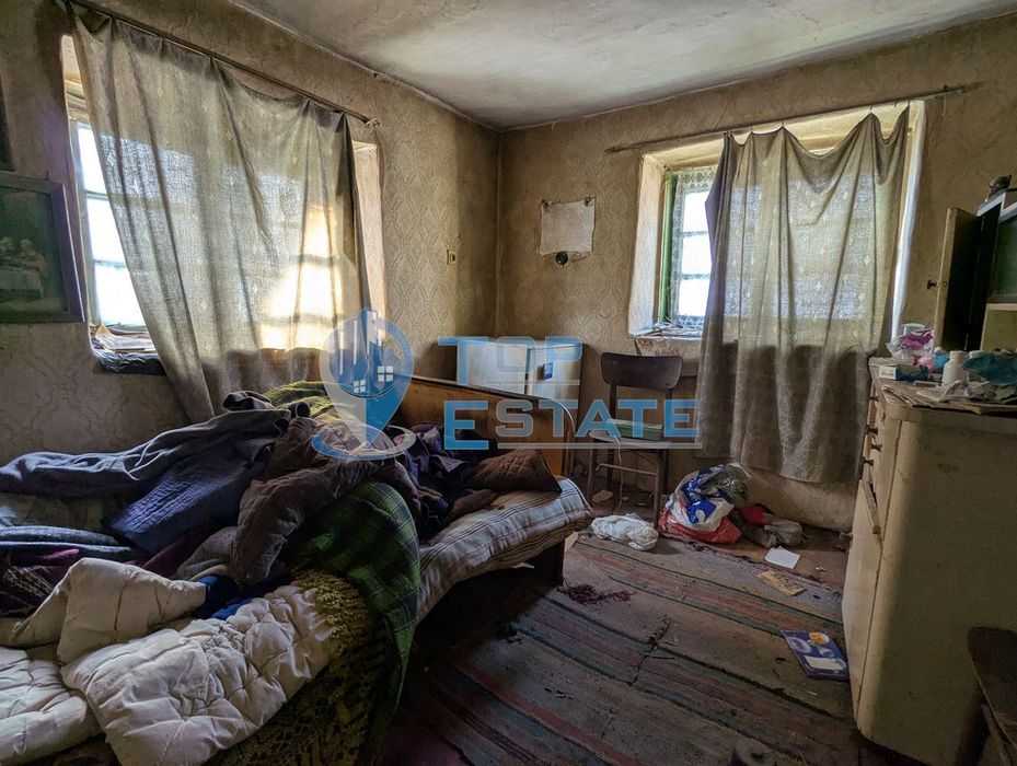 Двуетажна тухлена къща с голям двор в село Копривец, област Русе