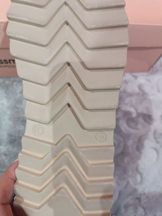 Дамски спортни обувки