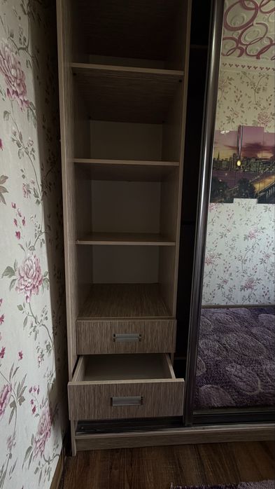 Шкаф-купе на заказ до потолка с зеркальными раздвижными дверями