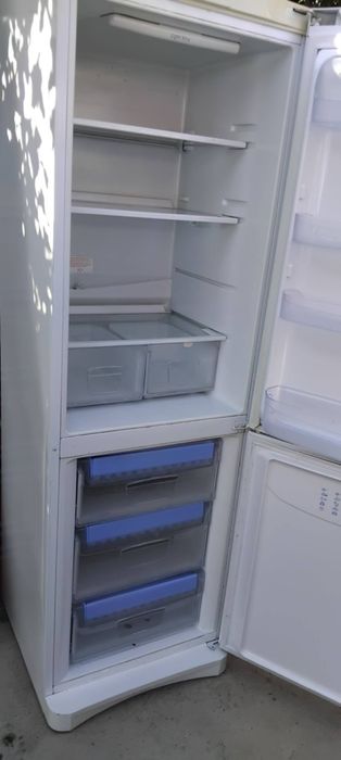 Vînd Combină frigorifică Indesit