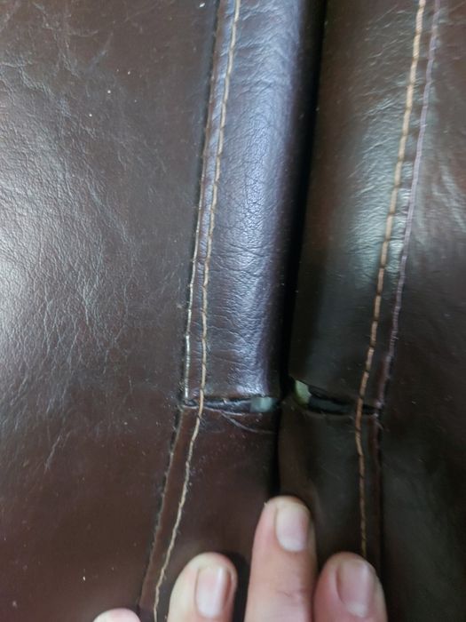 Canapea piele și un fotoliu