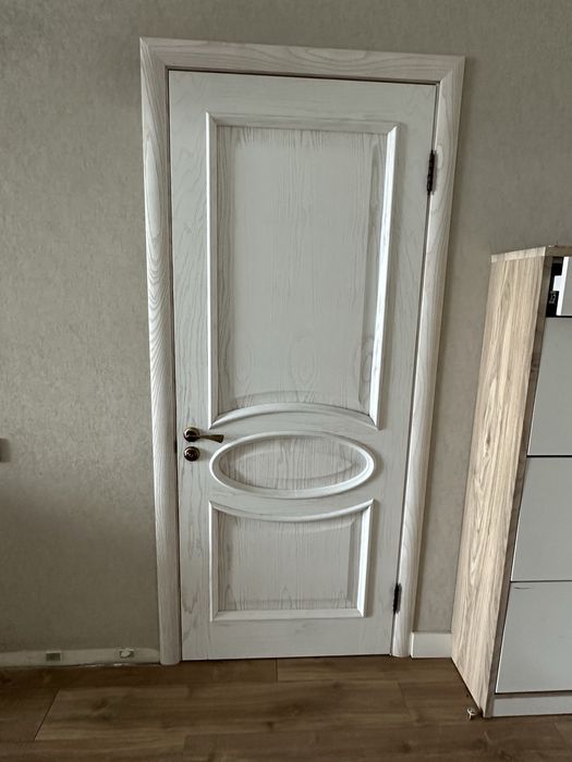 Двери, 2 стеклянные, 4 белые