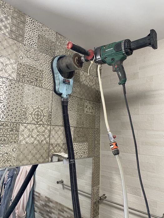 Gaură pentru Hotă Centrală – Carotare Curată în BCA, Cărămidă și Beton