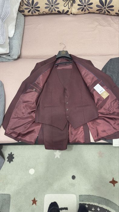 Costume de Barbat 48 marime 250 lei per Costum