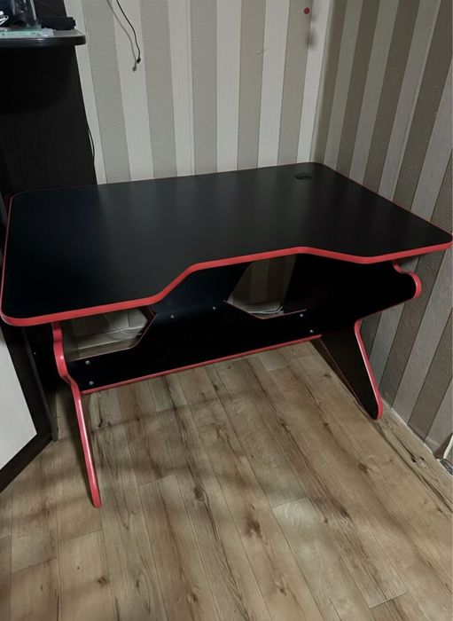 Продам компьютерный стол