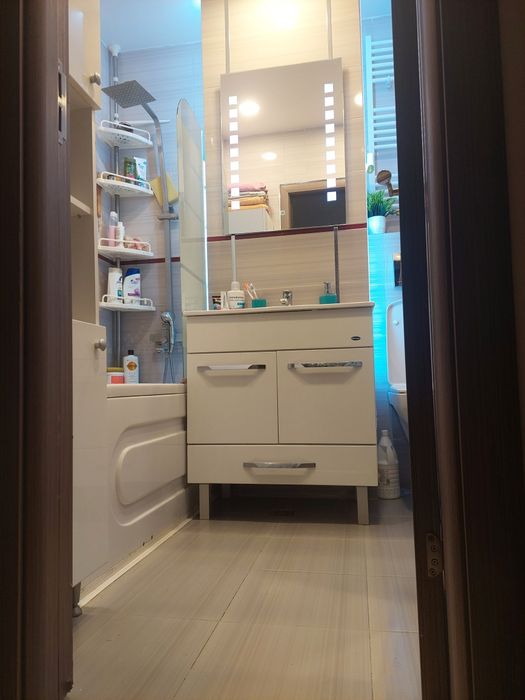 Primesc în  gazda o fata ,zonă centru  luceafărul Bacău toate condiții