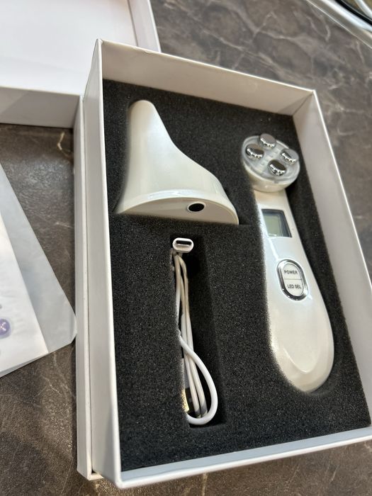 Уред за лице с LED терапия