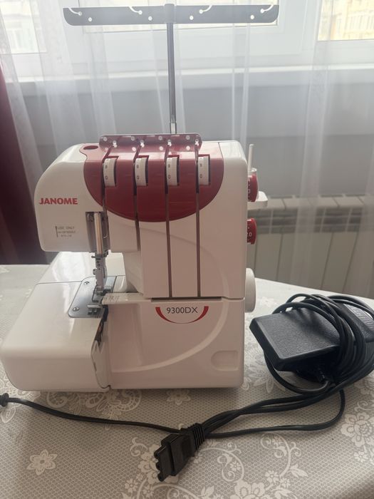 Продам Оверлок 9300 DX