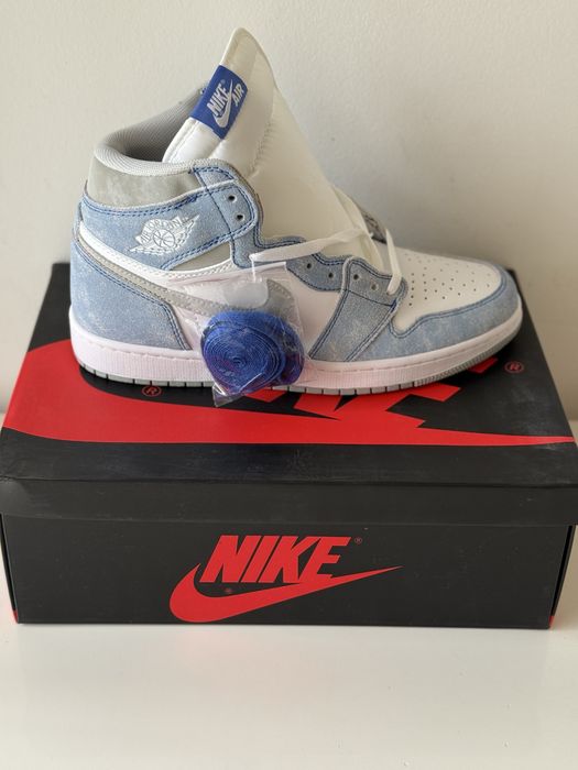 Air Jordan 1 Retro Hyper Royal