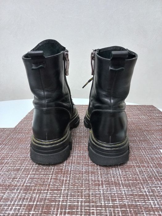 Продам женские демисезонные ботинки