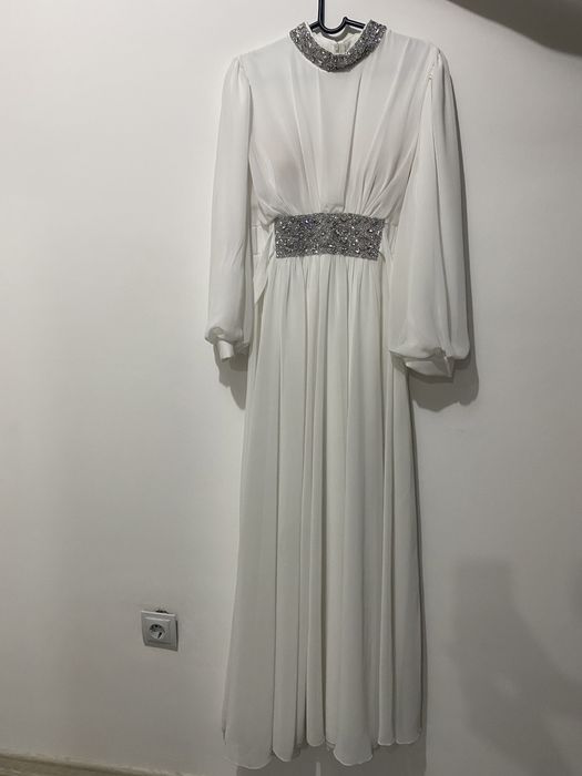 Платье белое со стразами