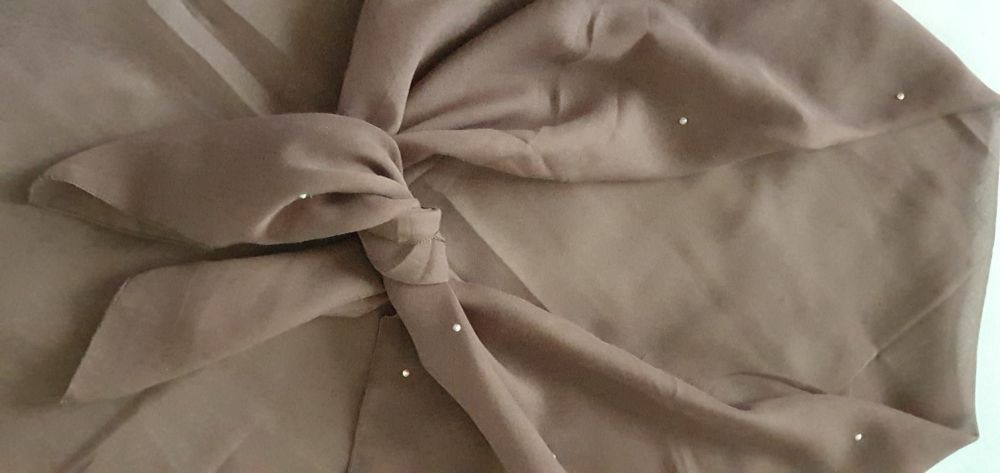 Кърпа, забрадка за глава с камъчета