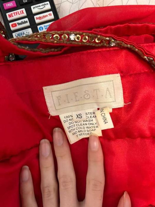 Rochie lunga rosie cu accesorii stralucitoare in talie