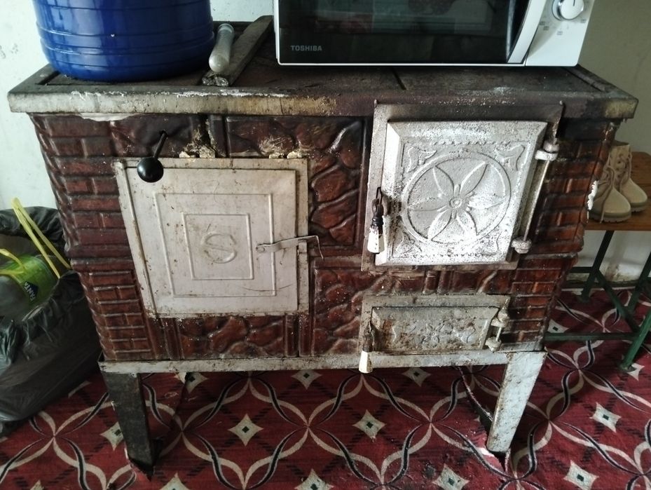 Vând soba teracotă.  cu cuptor 7kw