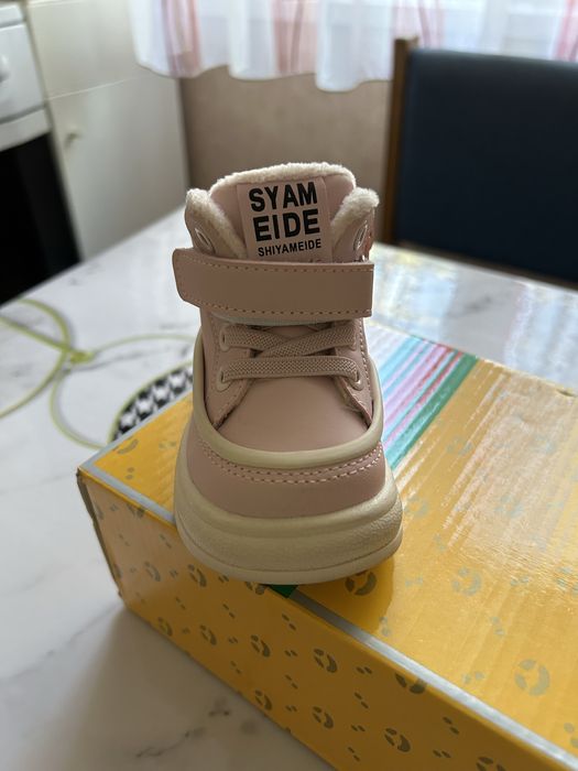 Продается детская обувь осень