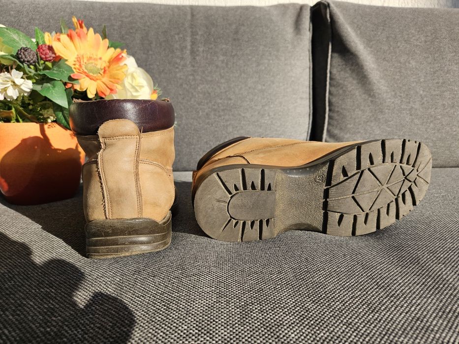 Bocanci crem, piele intoarsa, numarul 37 (real 38.5)