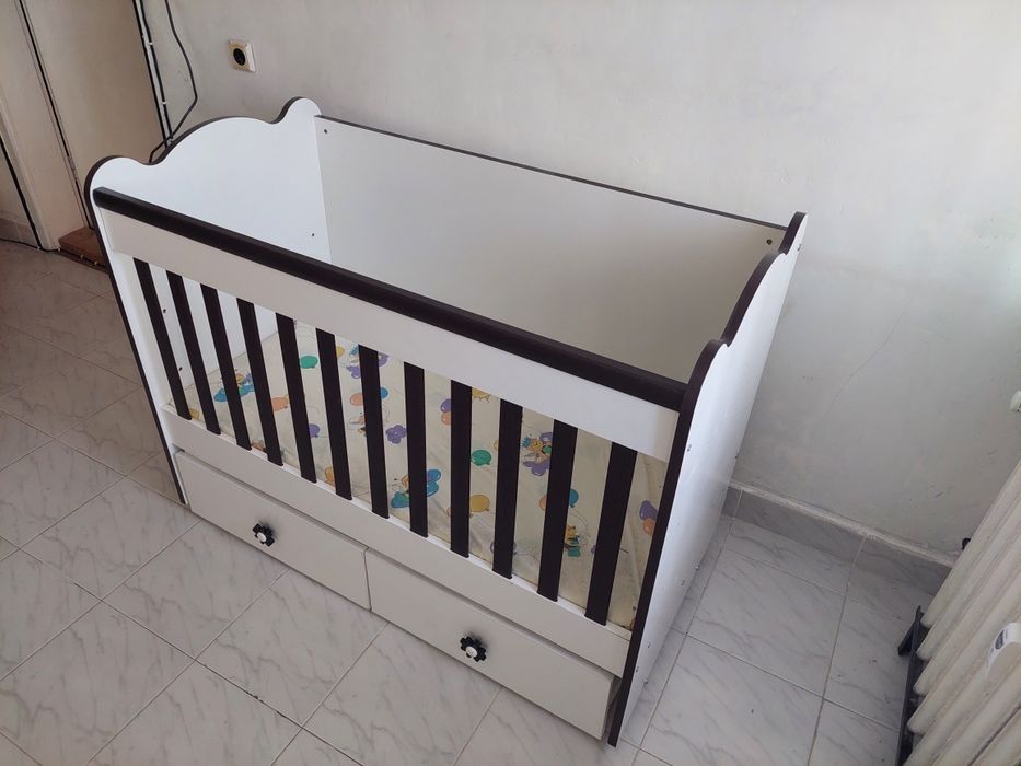 Детско легло 120/60  с две чекмеджета,и има люлеещ механиэам