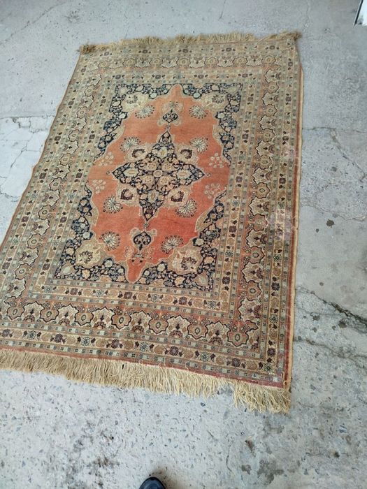 Antikvar toqilgan gilam….
