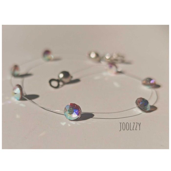 Бижута с камъчета Swarovski и сребърна закопчалка.