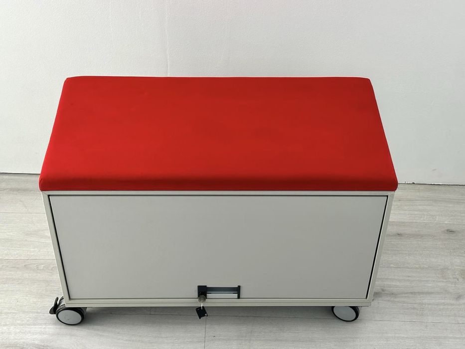 Модулна система за офис шкафове от steelcase с червена възглавница