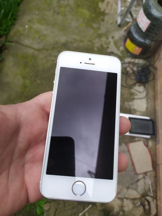 Телефон iPhone SE