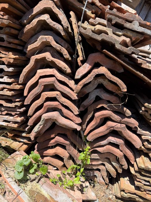 Vând țiglă ceramică veche și coame – Ideale pentru restaurări și proiecte rustice