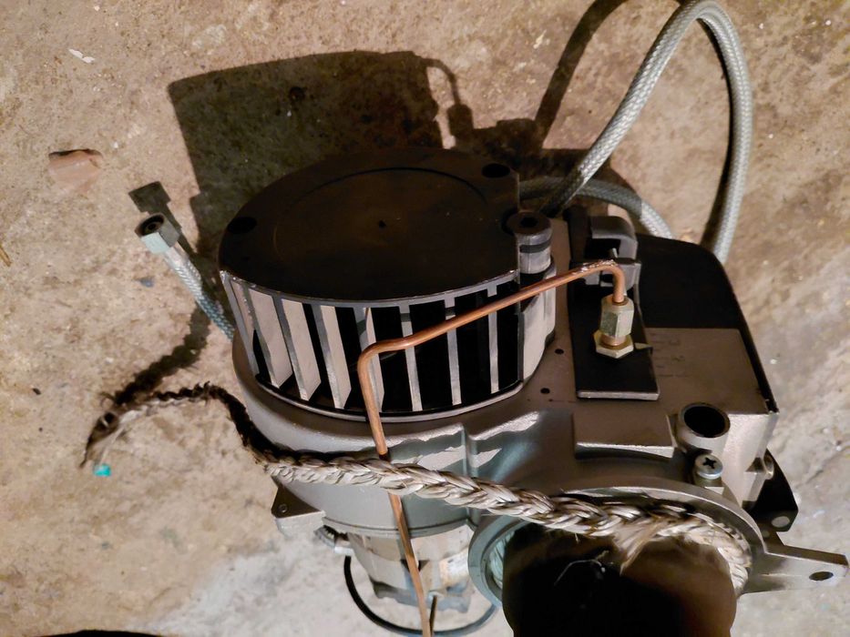 Продавам нафтова горелка Ламборгини. Горелката е използвана малко